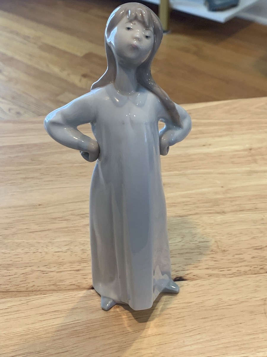Lladro Figurine 8in GIRL w ATTITUDE/ HAIR in BRAIDS 4872 NIGHTGOWN