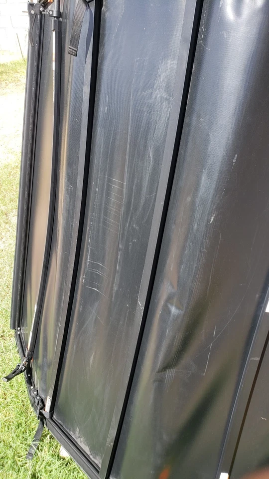 Cubierta resistente de vinilo plegable suave para cama de camión Foto 4 de 4