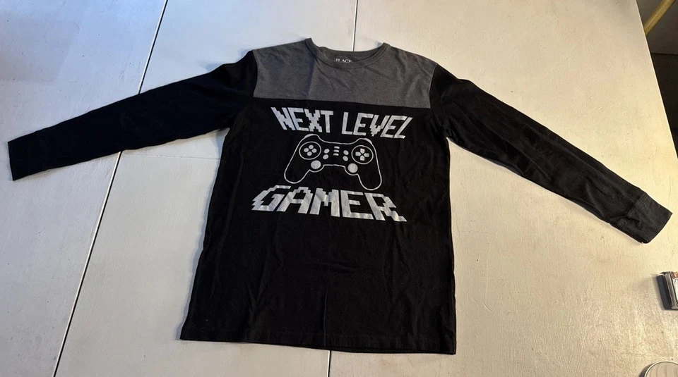 Camiseta gráfica The Childrens Place XXL-16 (18/25) manga longa preta e cinza masculina - Imagem 2 de 3