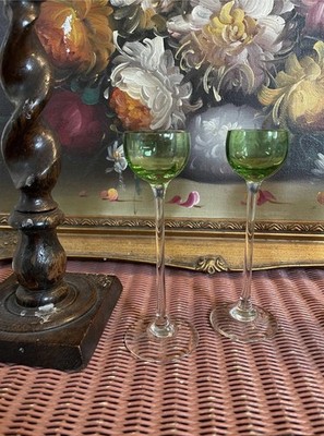 Skandinavischer Stiellikör Cordial Gläser grün Wellenschale