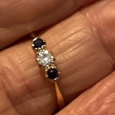 DIAMOND AND SAPPHIRE 18 CT GOLD RING, FINGER SIZE O. TOTAL WEIGHT IS 2.2 GRAM,S