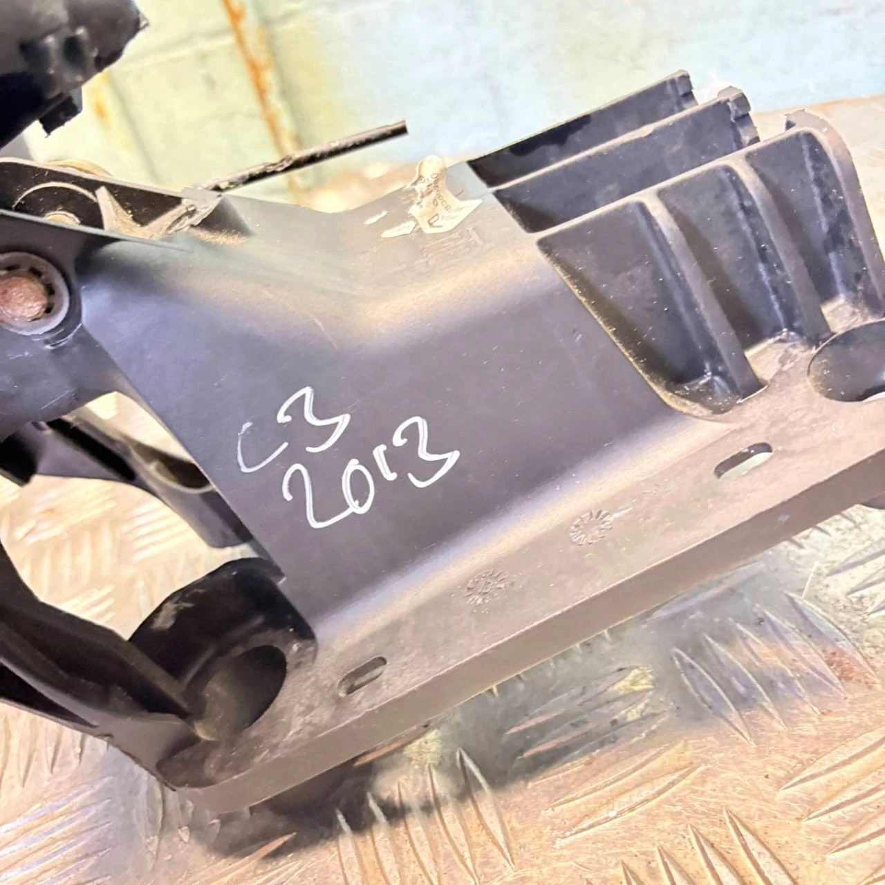 Citroen C3 2003 marking on manual gear selector housing