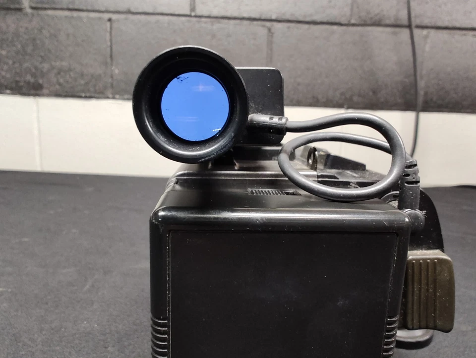 Zenith VM6200 Compact VHS Camcorder w/2 Batteries, Charger & Case *PARTS ONLY* - Image 2 of 4