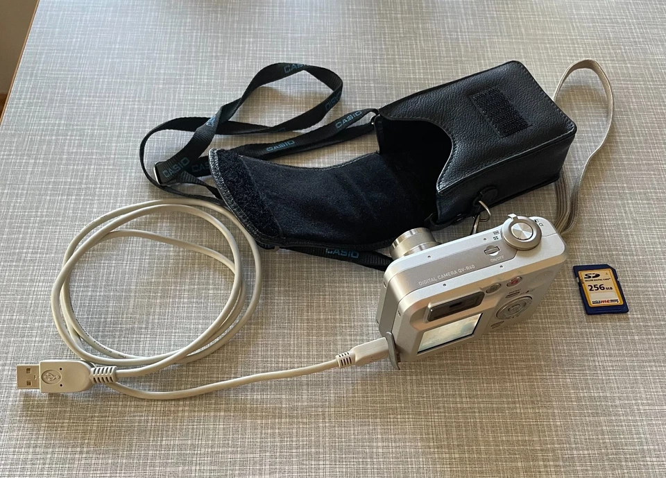 Casio QV-R40 4.0 MP Digital Kamera 8-24mm 1:2.8-4.9 3x optical Zoom