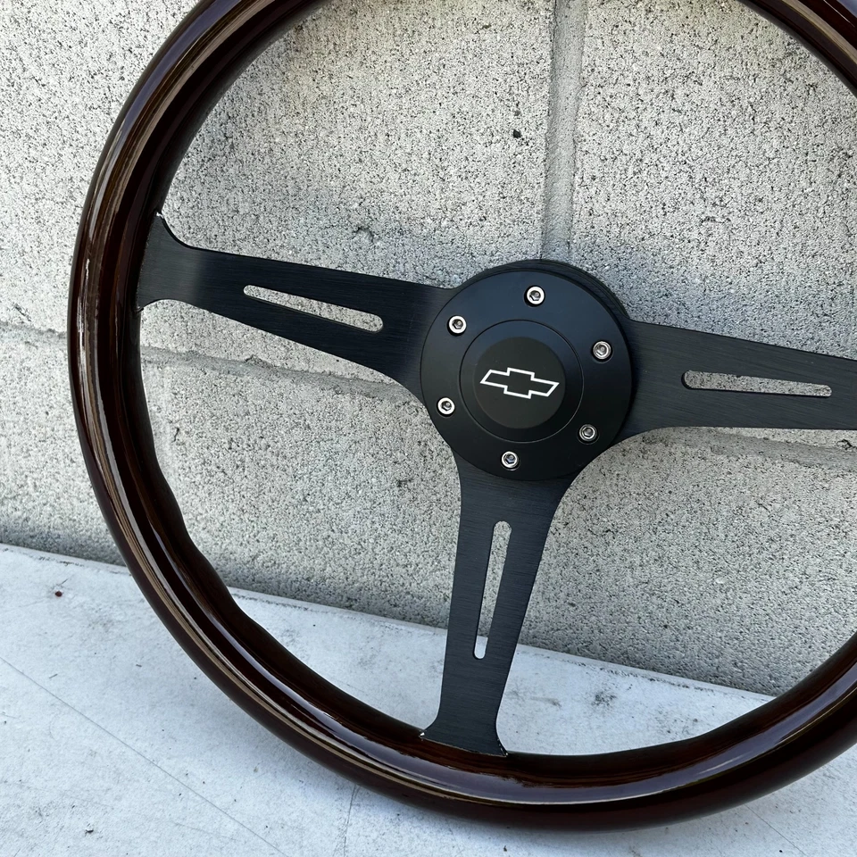 Volante negro de 15" con empuñadura de madera y botón oficial de bocina Chevy - 6 orificios Foto 3 de 4
