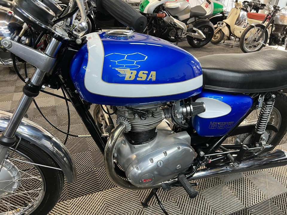 1971-bsa-lightning-twin-carburettor-650-cc-unit-construction-show