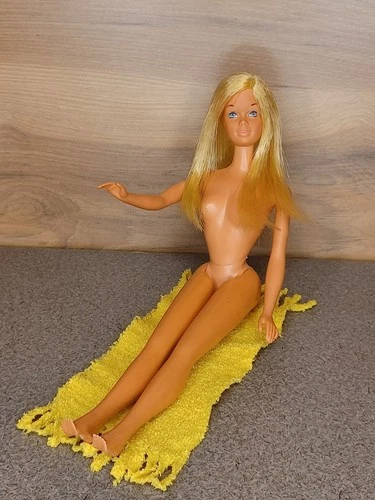 Vintage Sun Set Malibu Barbie #1070 with Yellow Towel Mattel