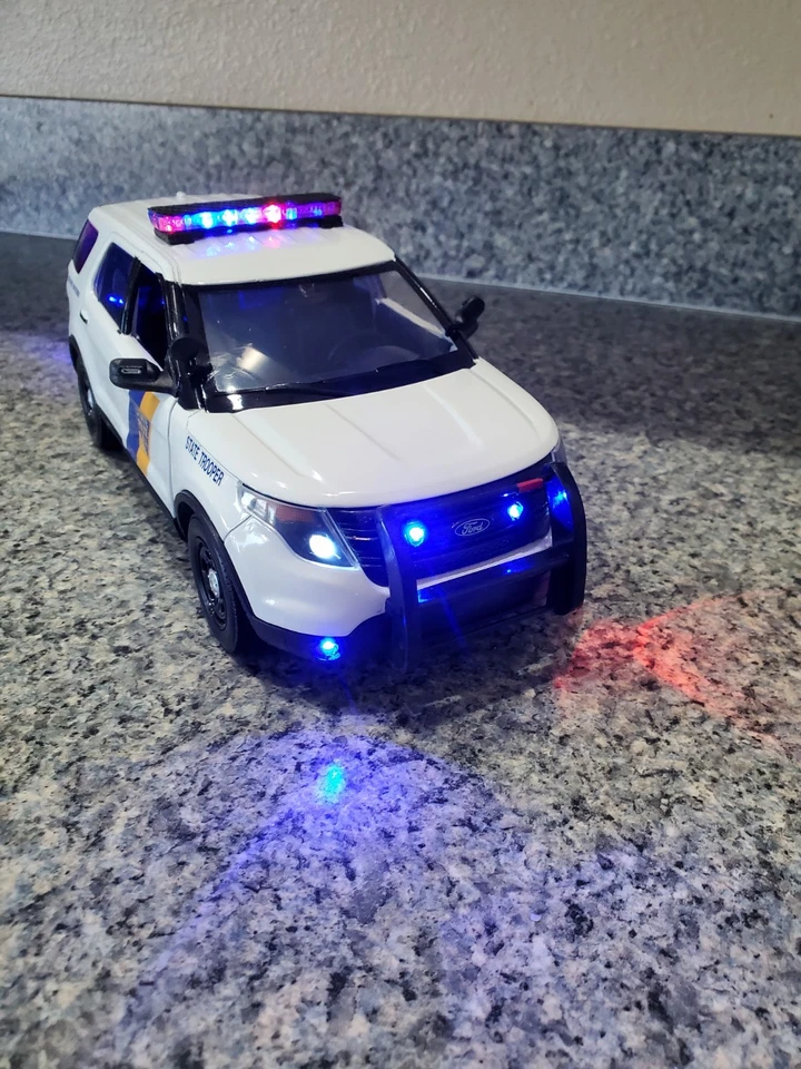 New Jersey State Trooper - Police Ford Explorer w/ All Flashing Lights - Image 4 of 4