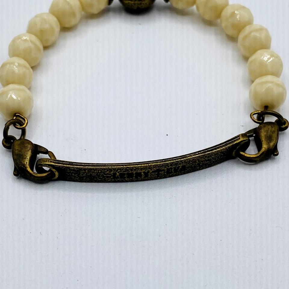 Pulsera de alambre con cuentas beige Lenny & Eva Sentiments con cierres de latón y nombre Foto 3 de 4