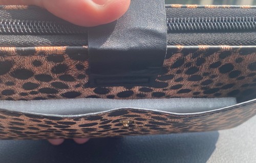 Cartera universal con estampado de guepardo con correa para muñeca y área de almacenamiento con cremallera - Imagen 4 de 5