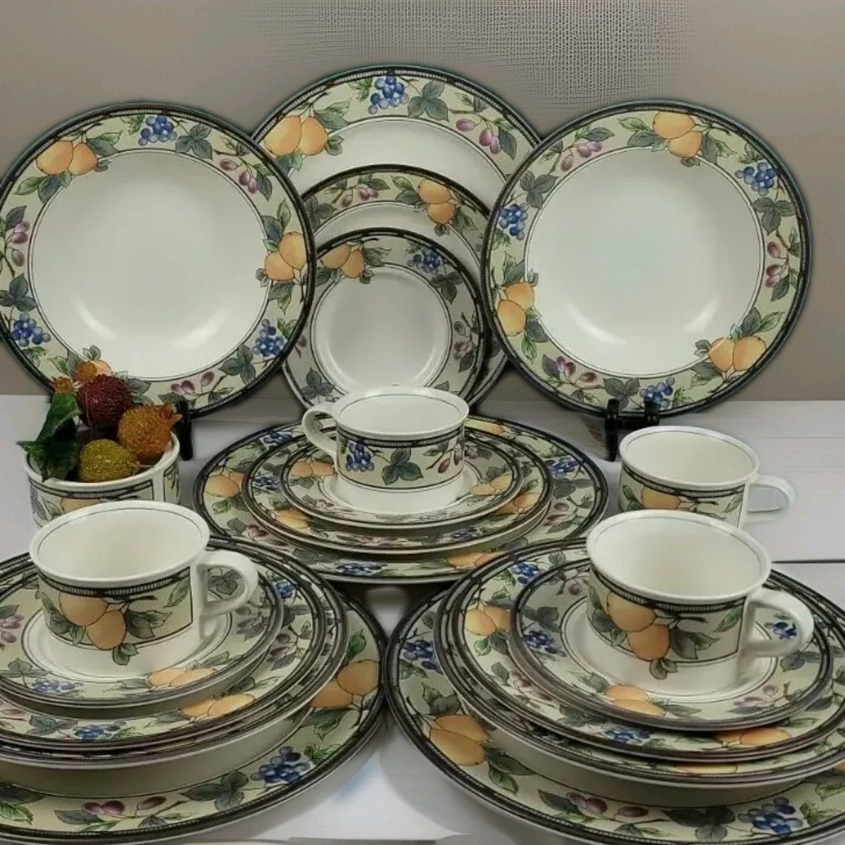 Mikasa Intaglio Garden Harvest (CAC29) - 5 Piece Place Setting