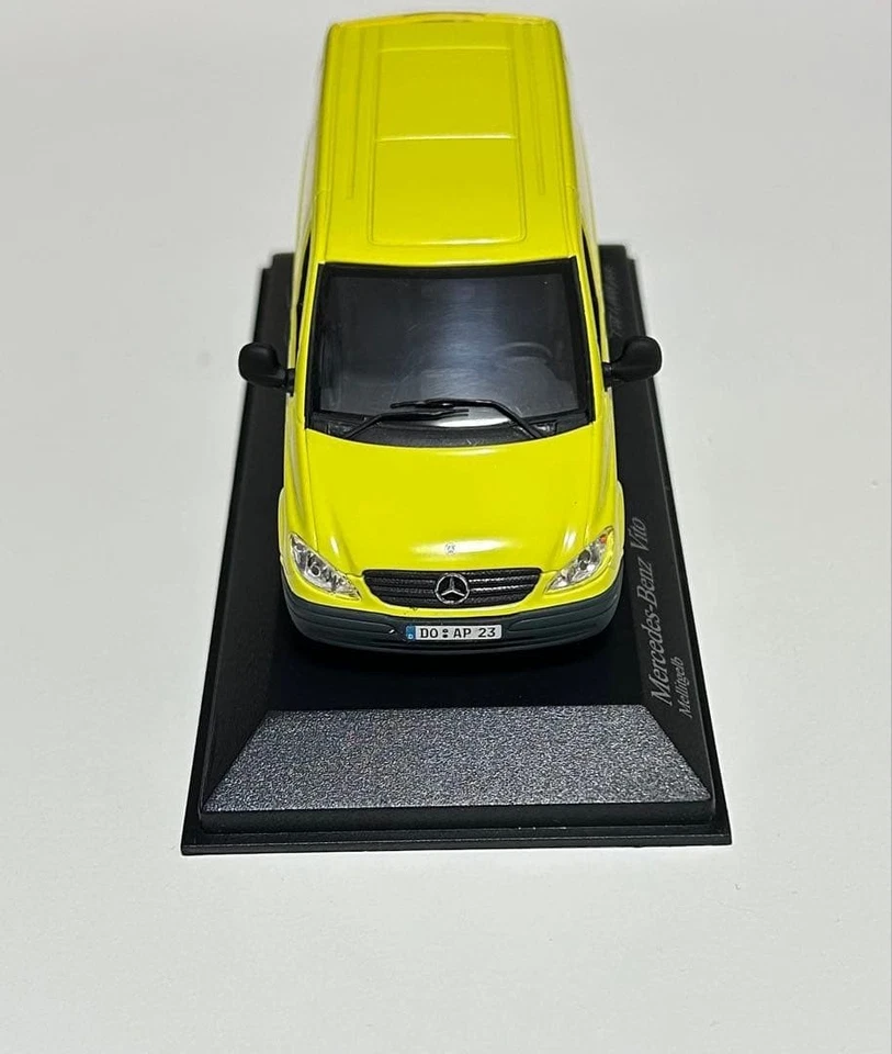 Minichamps Mercedes-Benz Vito Van 1/43 Scale Model Car - Image 3 of 4