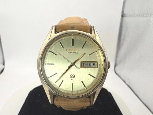 Vintage Seiko Quartz Day Date Gold Dial Japan Made Leather Strap Watch 34mm case