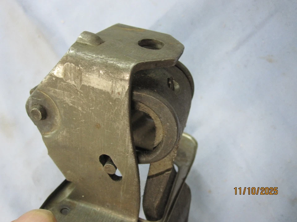 NOS 1947 1954 Chevrolet GMC Pickup Truck Door Hinge RH Upper 3688764 - Image 4 of 4