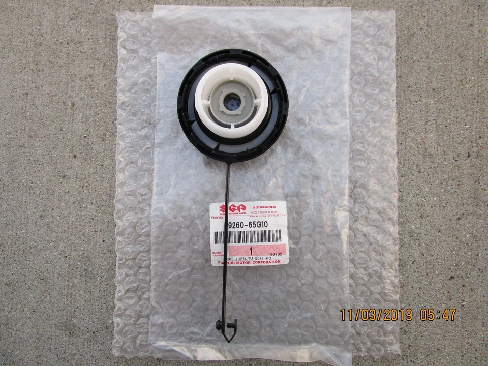 03 - 06 SUZUKI GRAND VITARA FUEL TANK FILLER GAS CAP WITH TETHER BRAND NEW - Image 2 of 4