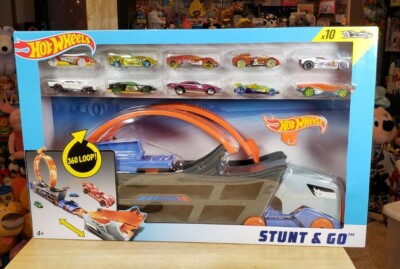 2018 Hot Wheels Stunt & Go Hauler with 10 Vehicles 360 Loop - New Factory Sealed