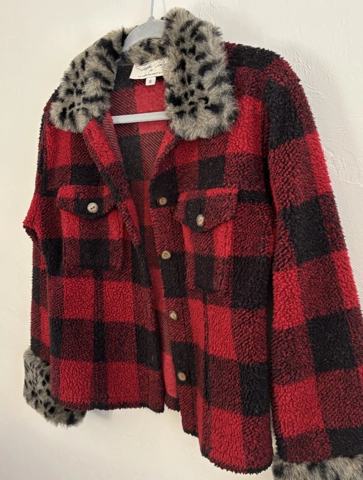 Chaqueta para mujer Tasha Polizzi roja y negra a cuadros de búfalo de piel sintética con botones talla S Foto 3 de 4