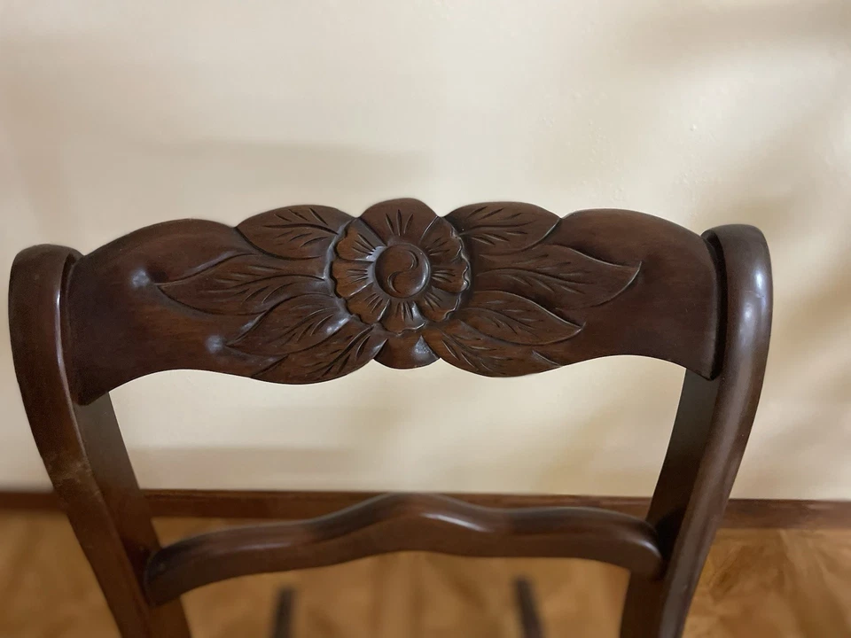 Mecedora infantil antigua con respaldo rosa Foto 2 de 4