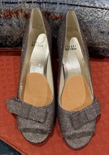 Stuart Weitzman 4088318 Metallic Pyrite Nocturn Open Toe w/ Bow Pump Heels SZ 9