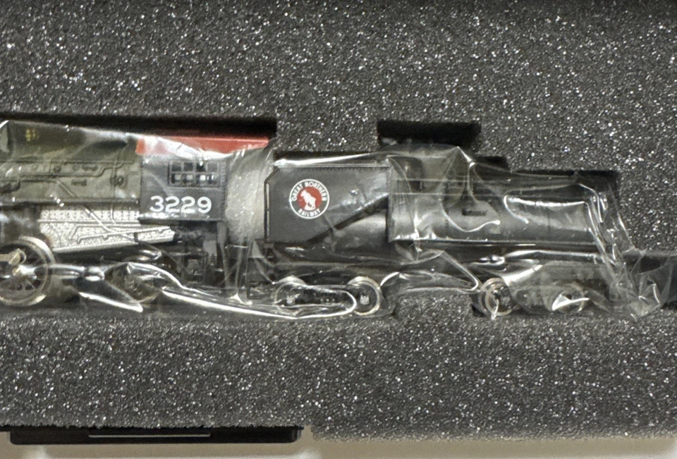 Model Power # 3229 C&NW N Scale Metal USRA 2-8-2  MIKADO W/ Tender - Image 4 of 4