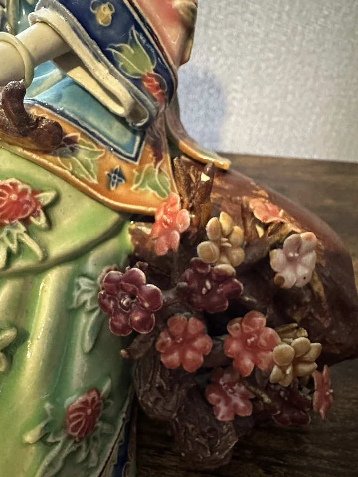 Estatua de porcelana Shiwan Wucai Sentada dama Fengshui flor de ciruelo firmada marcada Foto 4 de 4