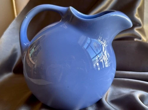 HULL POTTERY vintage periwinkle blue  8 " tilt ball pitcher 68 oz mint condition