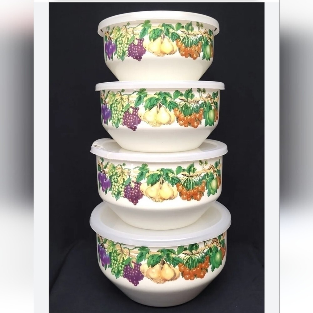 Vintage Tabletop Unlimited Vitroceramic 4 Mixing Bowls with Lids