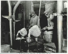 1992 Press Photo Foundry workers at Fort Motor Company - afa48090