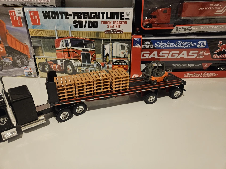 1/32 Scale Diecast Freightliner XL With Flat Bed Trailer, NewRay - Image 4 of 4