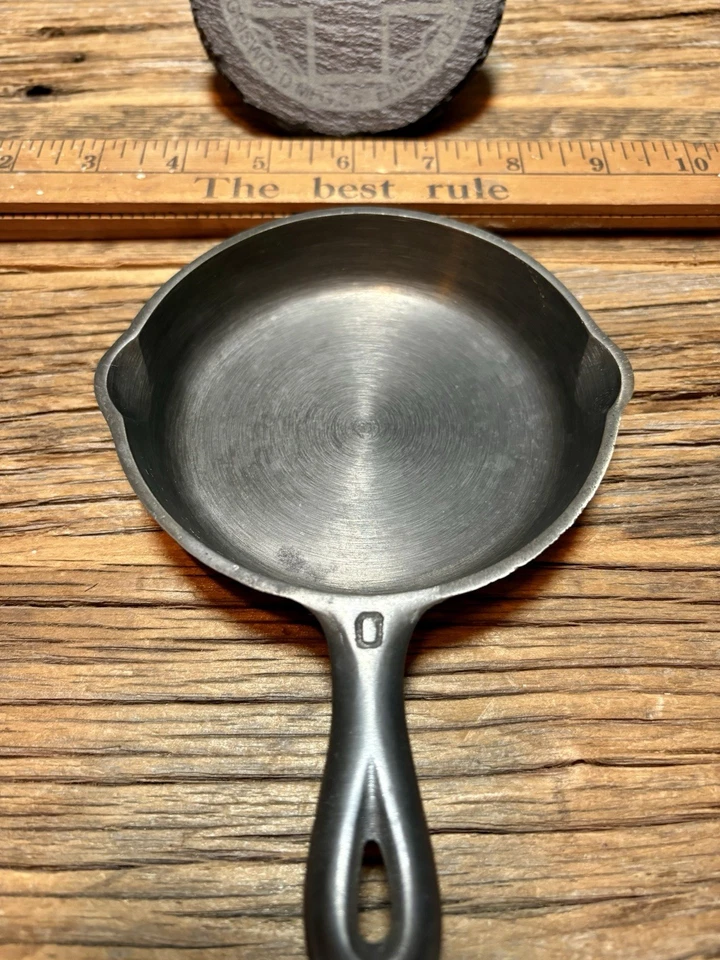 Sartén Griswold de hierro fundido #0 con logotipo de bloque grande con anillo térmico MARCAS DE MOLINO DE FÁBRICA Foto 2 de 4