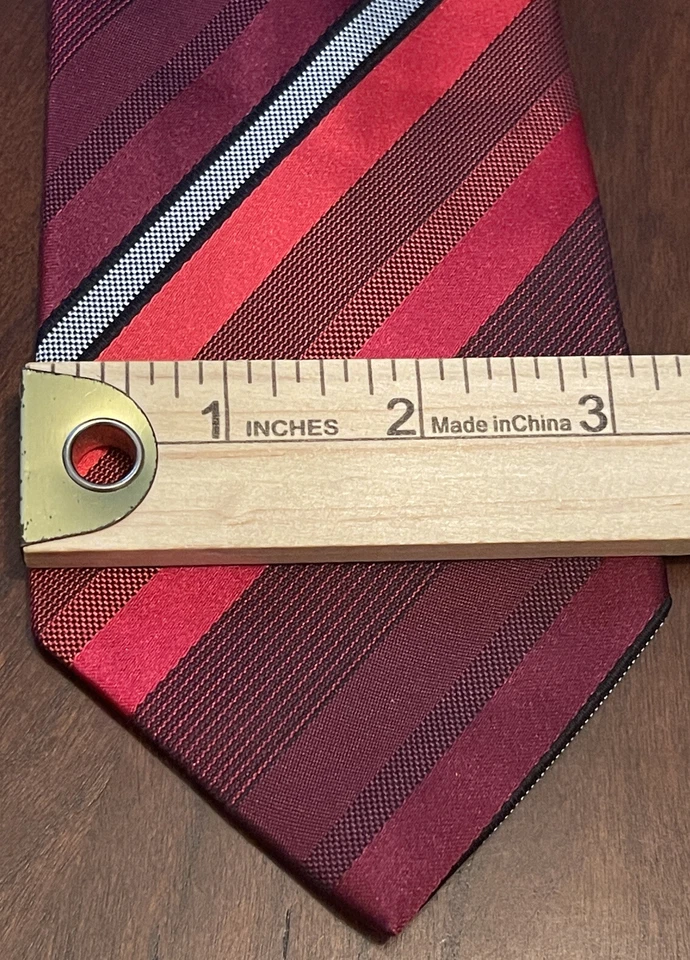 Corbata Kenneth Cole Reaction roja negra 100 % seda para hombre hecha en China Foto 4 de 4