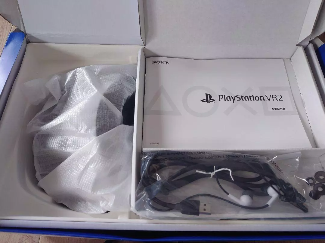 SONY PlayStation VR2 Headset & Sense Controllers PSVR2 CFIJ-17000 Used