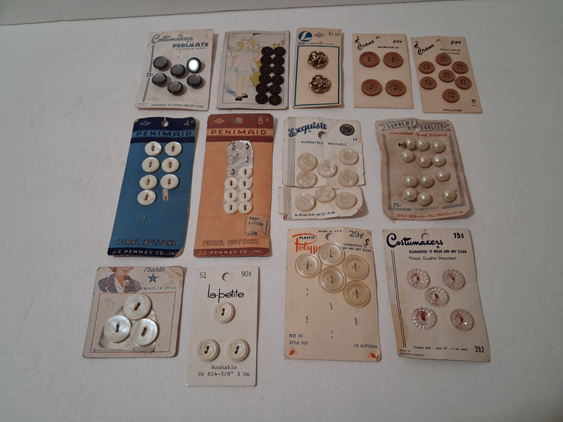 VINTAGE 13 SLEEVES  (80) BUTTONS ON ORIGINAL CARDS