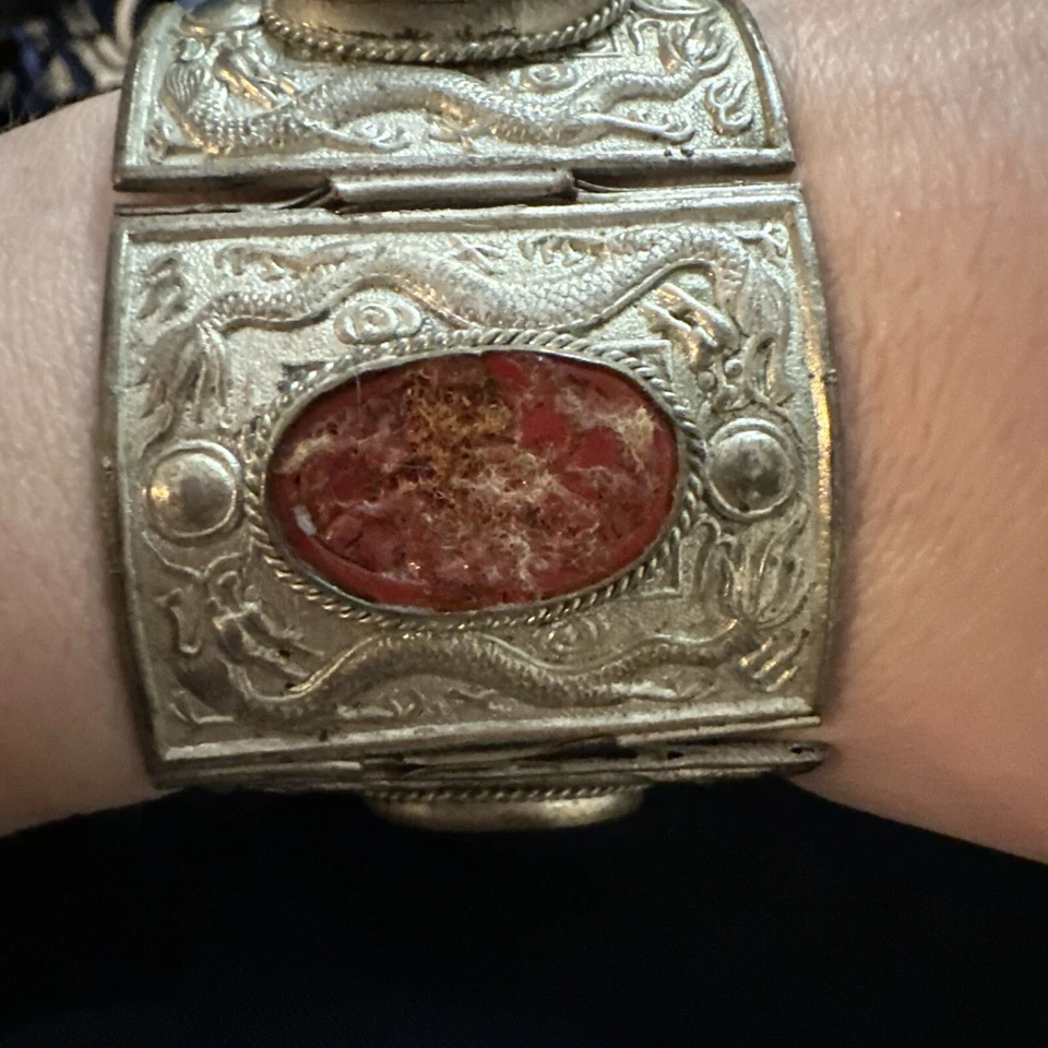 PULSERA ROJA ANCHA CON PANEL BISAGRAS CHINO MARCADO DRAGÓN EXPORTACIÓN CHINA TONO PLATA Foto 2 de 4