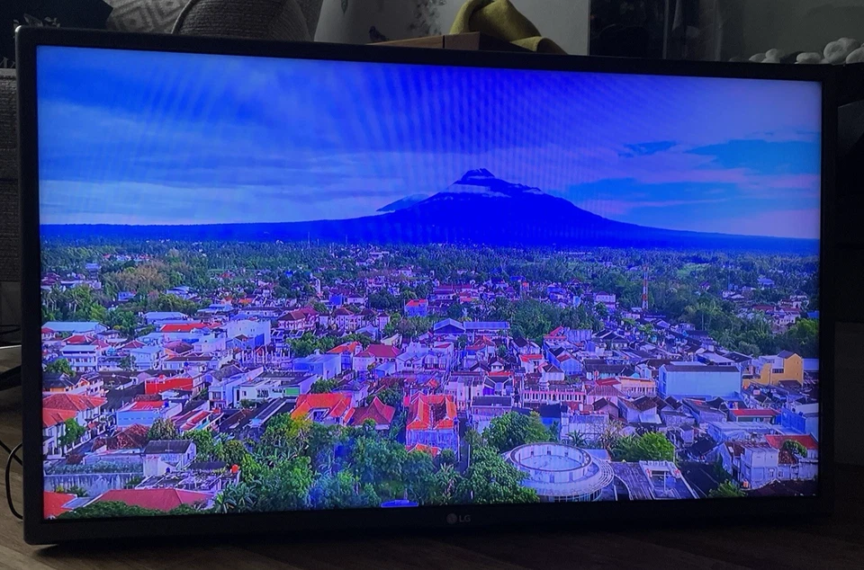 LG TV 32” Inch 32LF510U HD Ready LED Freeview DVB-T2 HDMI & Remote Working Stand - Image 4 of 4