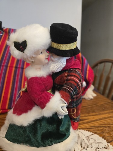 Vintage Santa And Mrs Claus Dancing Musical Christmas Decor - Picture 8 of 9
