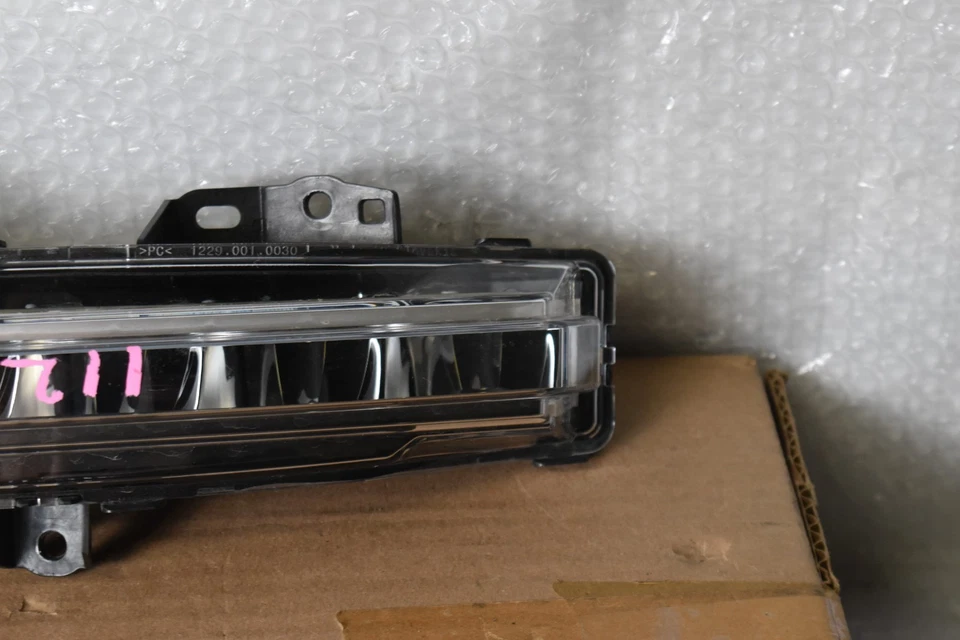 LAND ROVER RANGE ROVER HSE LUZ ANTINIEBLA LADO IZQUIERDO 2022-2024 OEM M8E2 15201 AC Foto 4 de 4