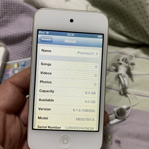 Apple iPod Touch 4th Generation White 8gb A1367 MD057BT/A+Earphones+Charg Bundle - Picture 12 of 14