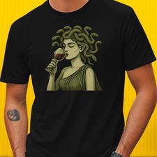 T-Shirt Medusa trinkt Wein – Mythologie trifft Genuss, Funshirt, Geschenkidee