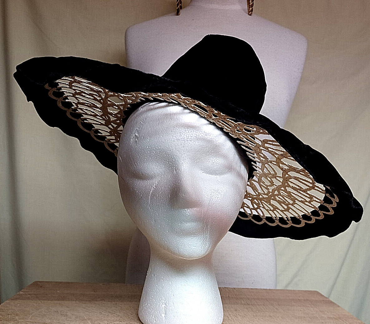 Vintage Millinery Women display picture 1