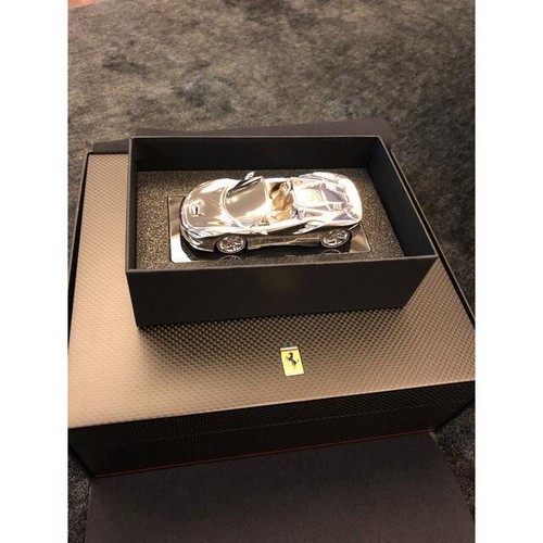 Ferrari F8 Spider Key Präsentationsbox mit 1/43 Mini Auto (kein Schlüssel) - Bild 5 von 8