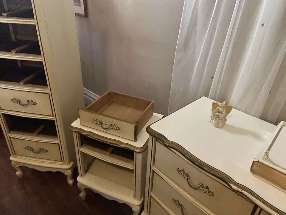 Juego de dormitorio Dixie vintage provincial de 3 piezas. Lino Blanco Foto 4 de 4