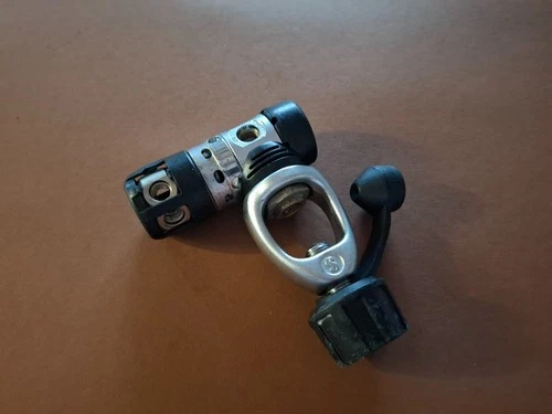 SCUBAPRO MK25 Yoke A/Clamp INT Fitting Turret 1st Stage Scuba Regulator Dive
