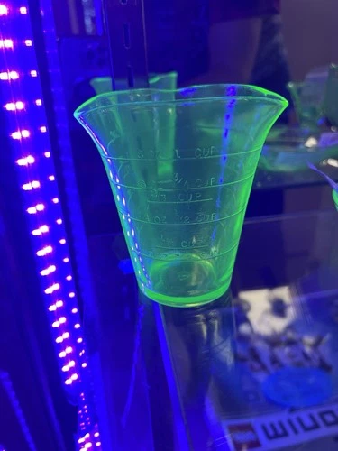 Vintage Federal Uranium Glass 3 Spout Measuring Cup Depression 1 Cup 4.25" GLOWS