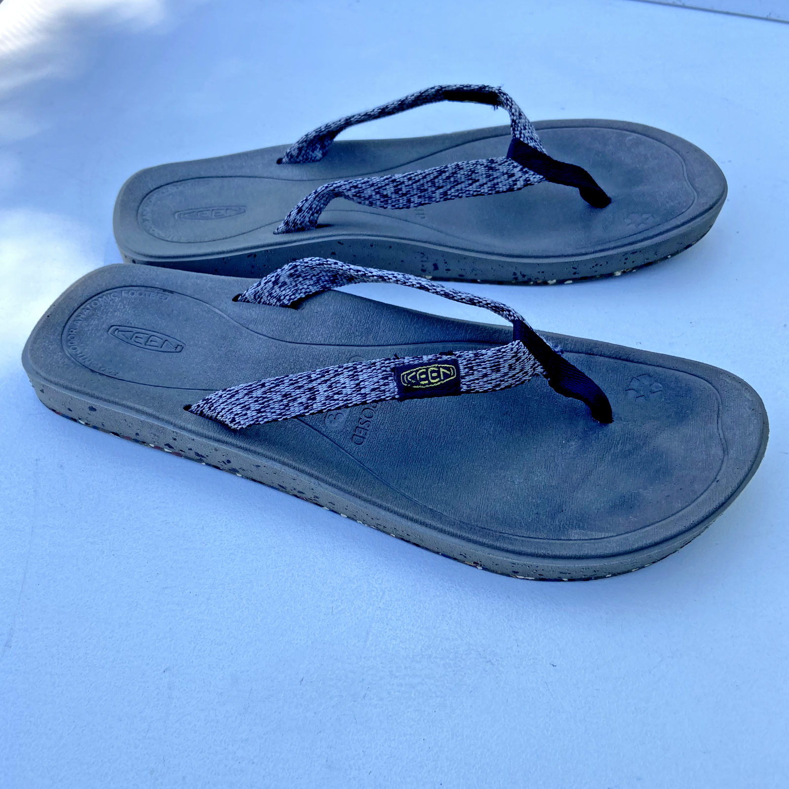 SAOLA Infradito da donna Keen Harvest taglia 9 suola riutilizzata nera bianca aria cellulare