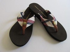 Chanclas Tommy Hilfiger TWCLEIO2-C marrón oscuro con correa de tela multicolor a cuadros