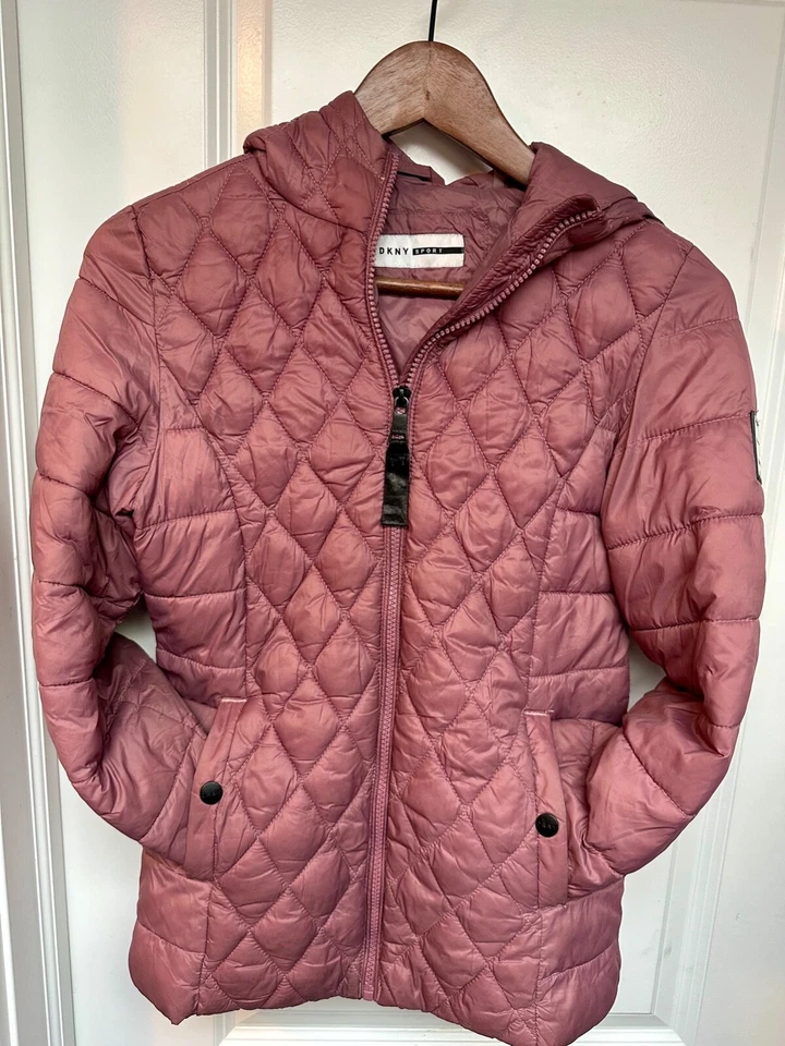 DKNY Sport - Chaqueta acolchada rosa rosa con capucha ligera para niñas (XL) Foto 2 de 4
