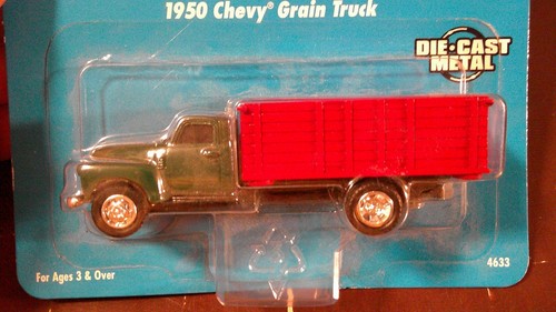 1996 Ertl Farm Country 1950 Chevy Grain Truck #4633 - Picture 2 of 8