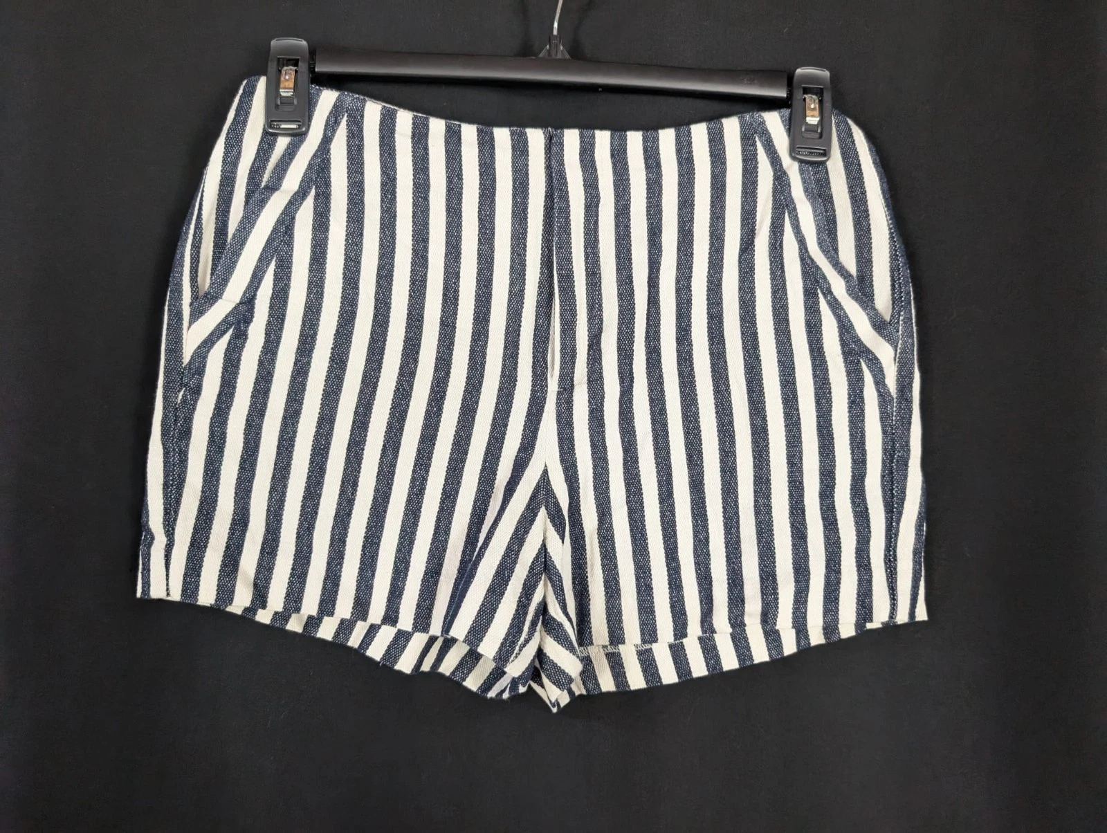 Banana Republic Women's Navy Blue Vertical Striped, Seersucker Linen Shorts Sz 8