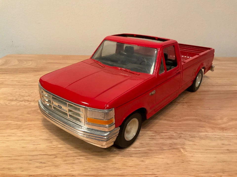 ERTL Ford F 150  1/16  Pickup Truck Red, Sunroof, tailgate, hitch Good Condition - Image 3 of 4